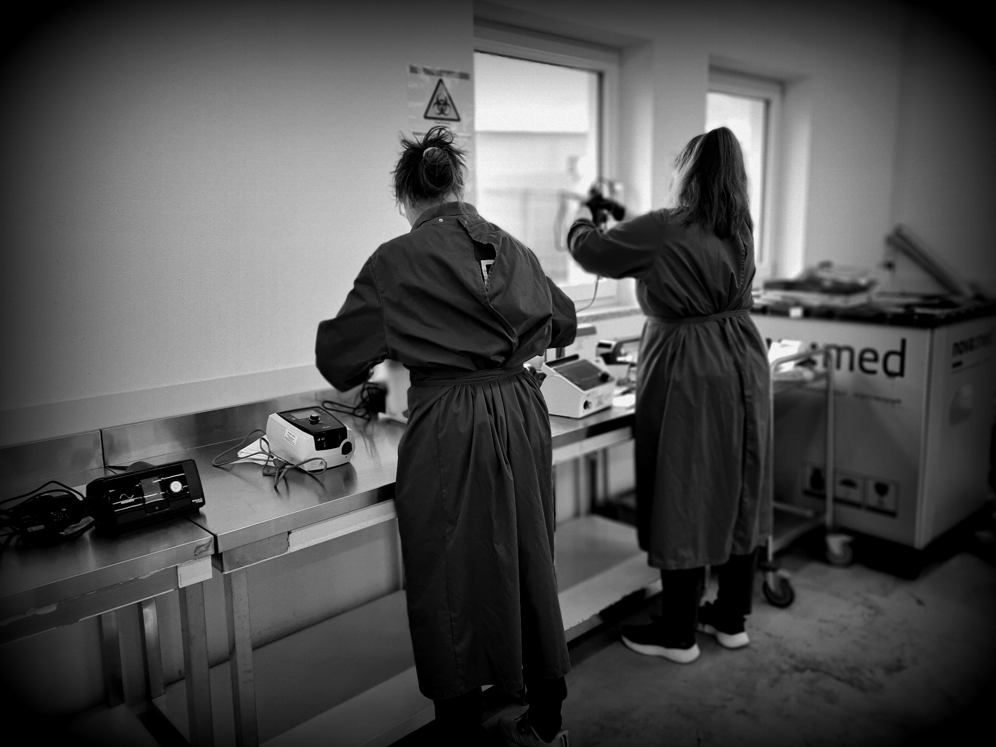 Mitarbeiterinnen bei der hygienischen Aufbereitung medizinischer Geräte